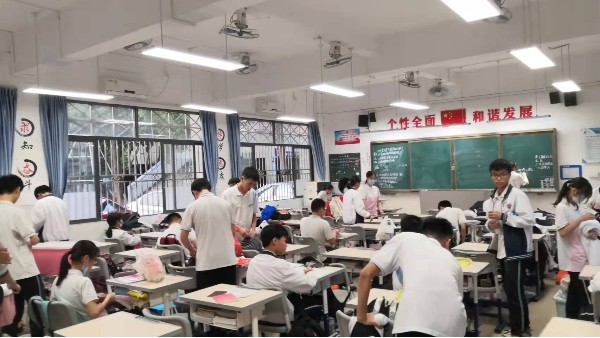 关爱学生，中小学校要从护眼健康的教室照明开始